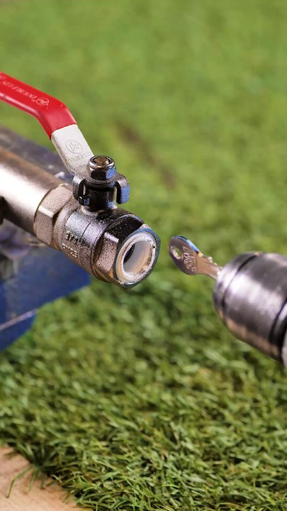Plumbing hack for a broken faucet🛠️