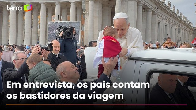 Bebê brasileiro vestido de 'mini papa' recebe bênção do Papa Leão XIV no Vaticano