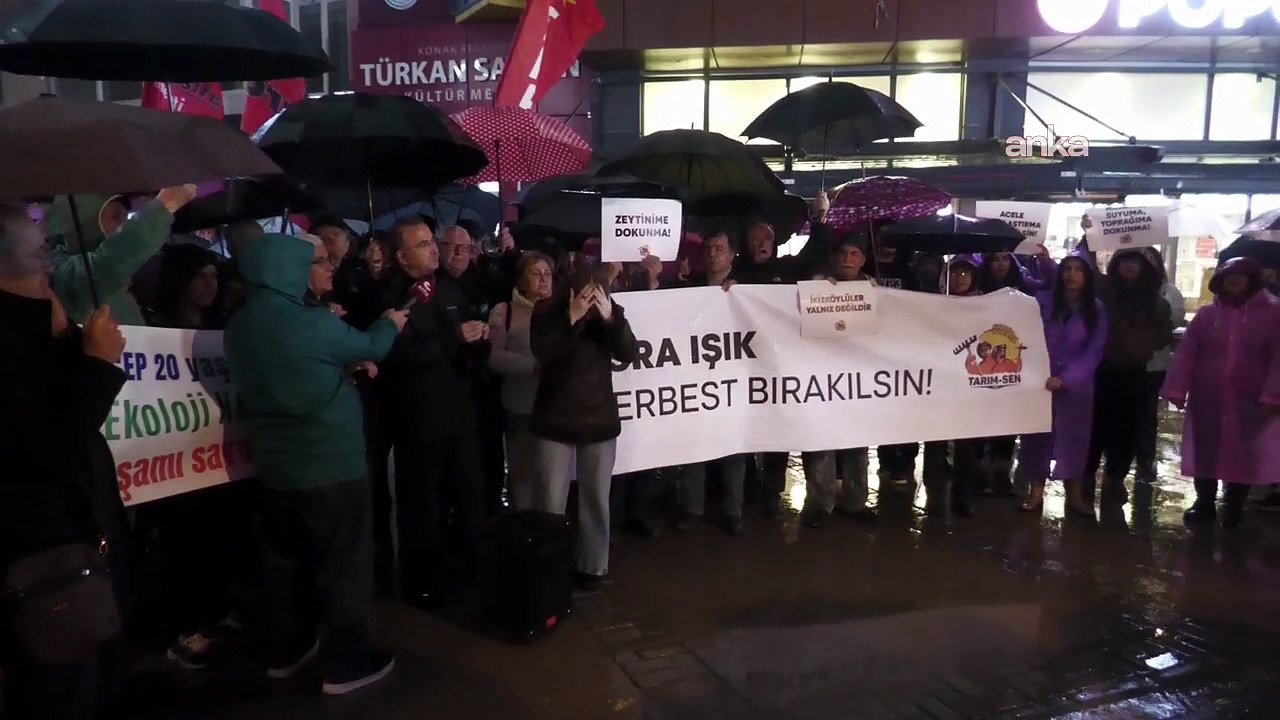 Akbelen direnişçisi Esra Işık'a İzmir'de sağanak altında destek: Milas bir şirketten büyüktür