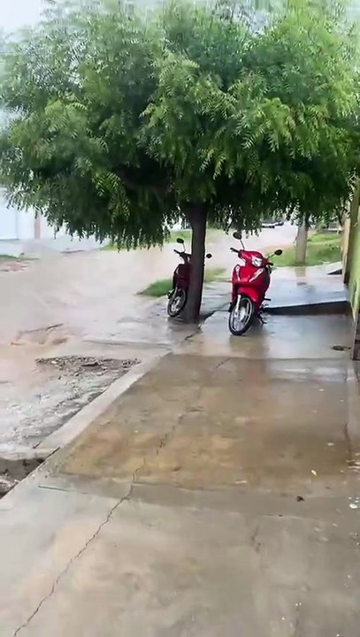 Moradora registra correnteza de água e relata transtornos em trecho não pavimentado, próximo à UPA do Jatobá; veja o vídeo