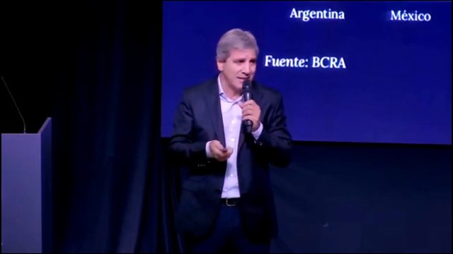 Luis Caputo calificó de patéticos a quienes proponen devaluar