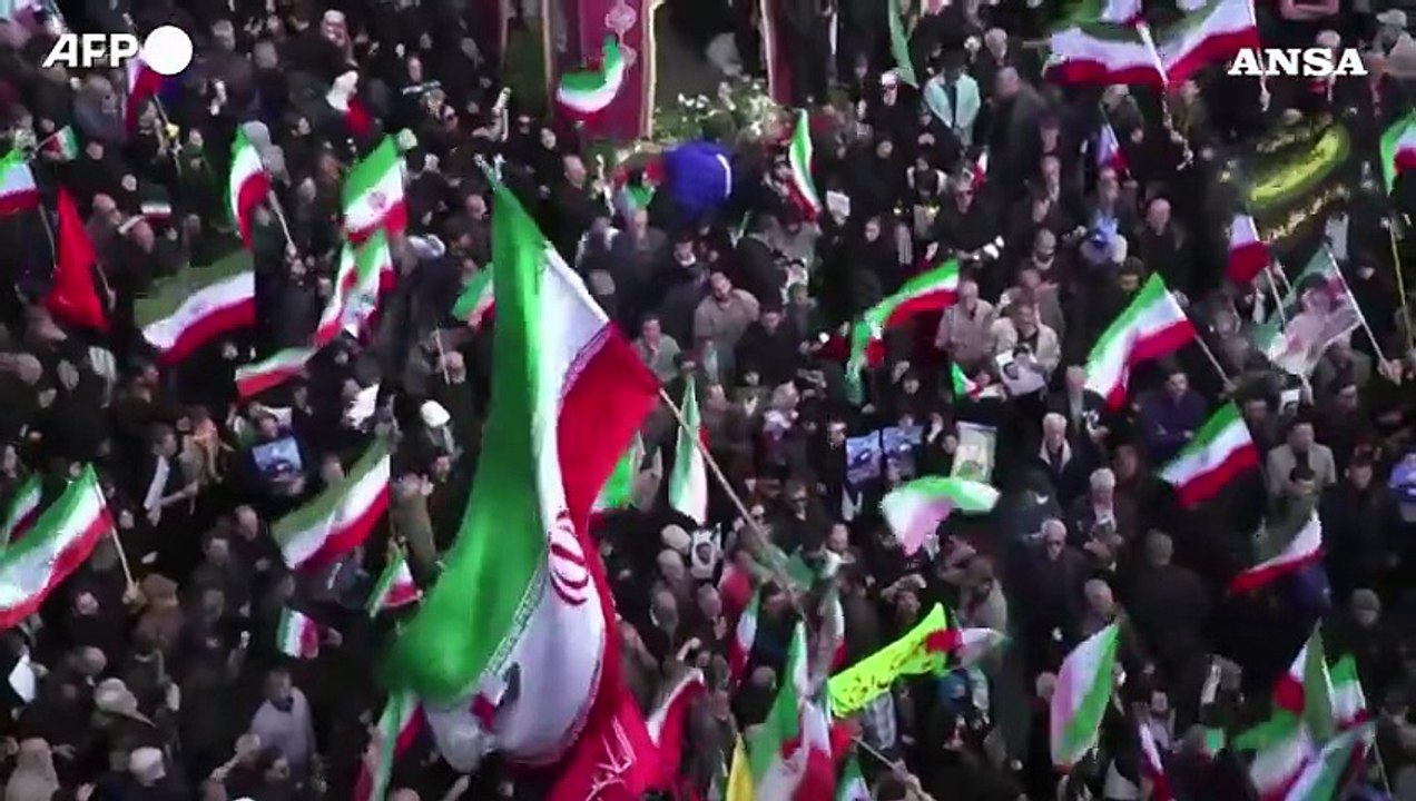 Teheran, in migliaia ai funerali del comandante della Marina