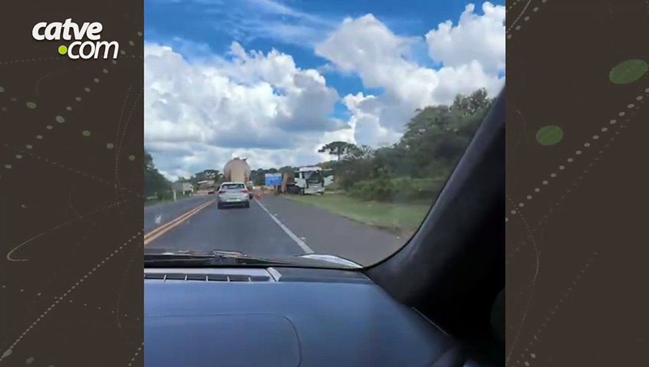 Bobinas se soltam e atingem carreta na BR 277
