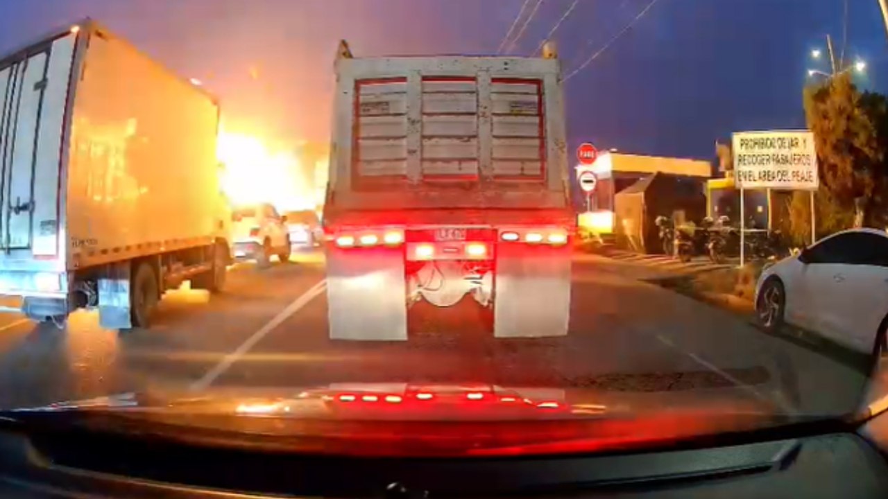 En video | Momento exacto del accidente y explosión en el peaje de Casablanca