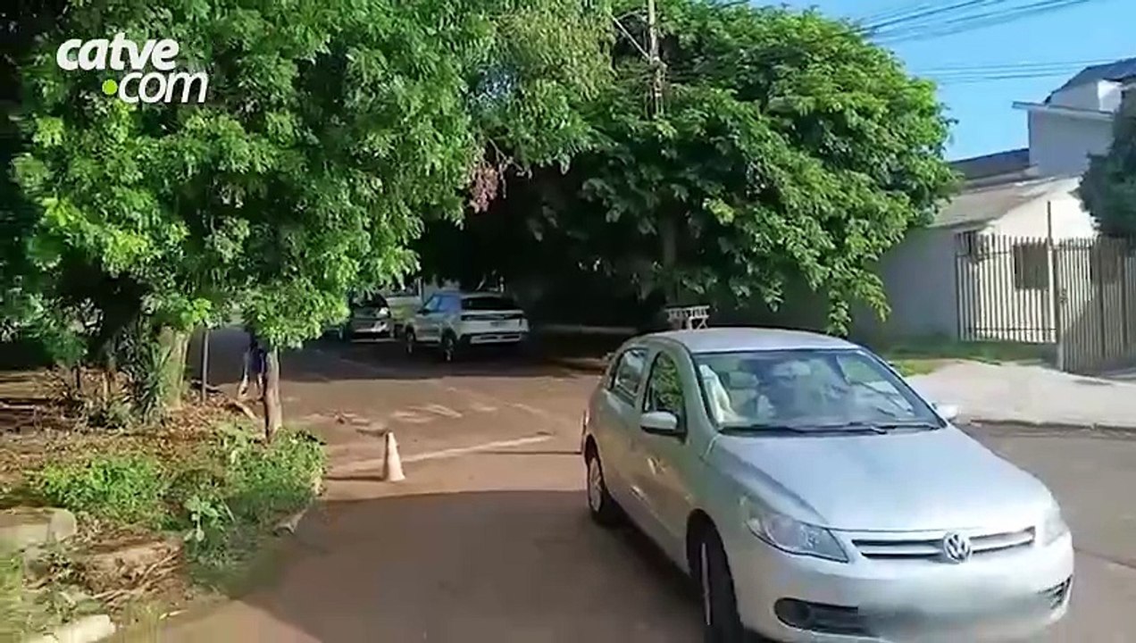 Homem é flagrado dormindo ao volante com carro parado em cruzamento em Cascavel