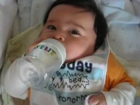 Boire son biberon tout seul et d'une main a 3 mois d'age