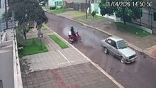Carro invade calçada e atinge veículo em Cascavel; assista