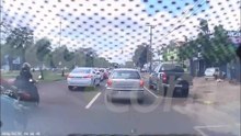 Flagra em Cascavel: motociclista quebra retrovisor ao passar entre carros na Tancredo Neves