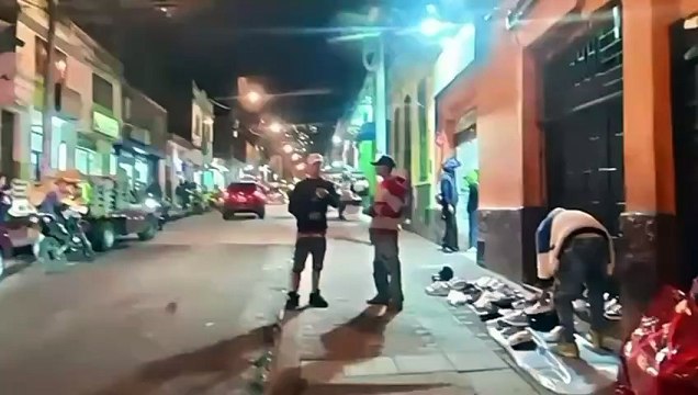 VIDEO | Sorprenden a hombre escondiendo una bicicleta eléctrica que había robado en Bogotá