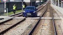 🚇 Porto : Un homme de 78 ans roule en voiture sur la ligne de métro pendant 2 km en passant par 4 stations
