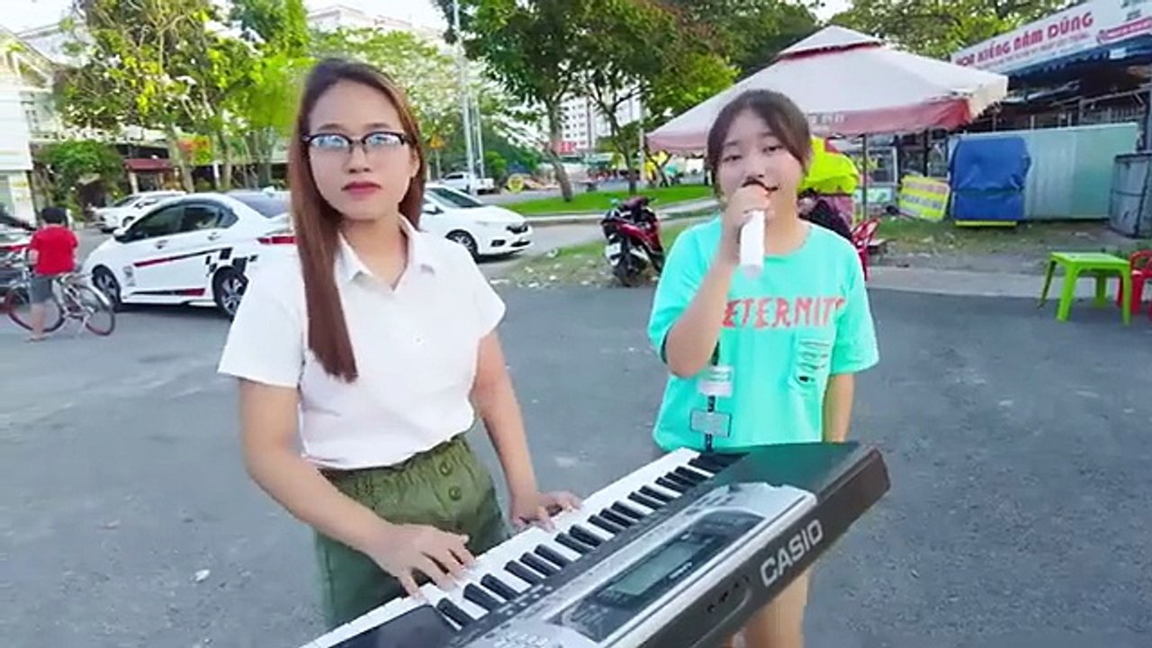 Hát Rong Bolero Đường Phố Cực Chất - Cô Bé Khiến Người Qua Đường Mê Như Điếu Đổ _ Hà Vi