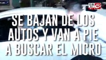 Se bajan de los autos y van a pie a buscar el micro