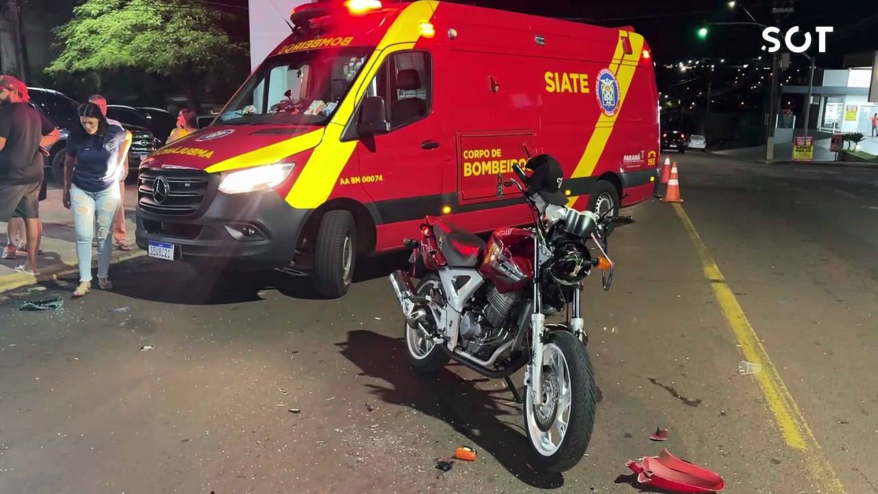 Jovem de 22 anos sofre fratura exposta na perna após forte colisão de trânsito no Bairro Periolo em Cascavel