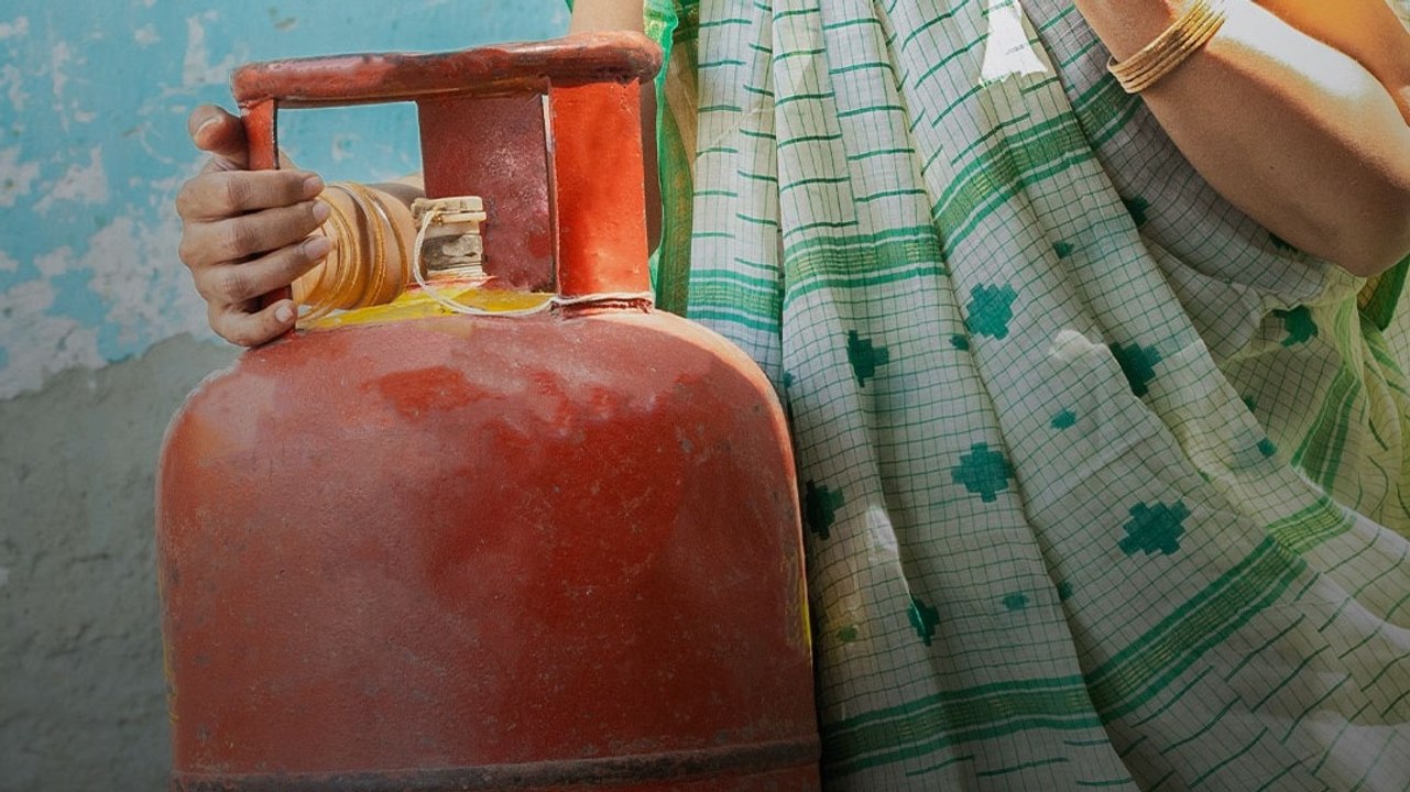 Red Vs Blue Gas Cylinder: घर का सिलेंडर लाल और...