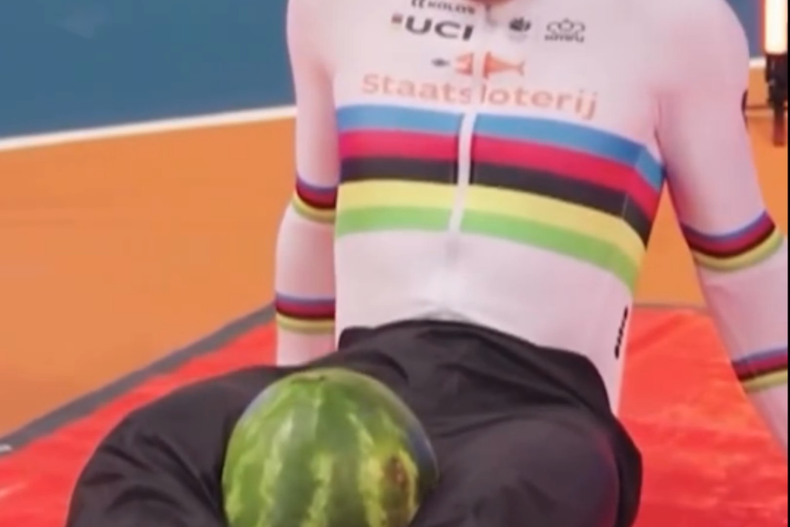 Se vuelven virales les piernas de Lavreysen por su increíble fortaleza: ¡rompe una sandía con ellas!