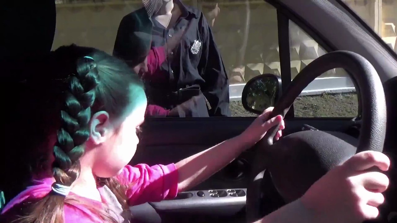 Bad Baby Угнала Машину Родителей и чуть не попала в тюрьму Вредного ребенка остановила полиция