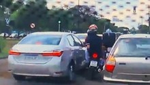 Motociclista atinge Corolla durante “corredor”, foge e caso é registrado por câmera em Cascavel