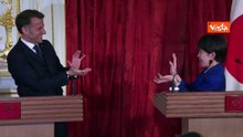 Emmanuel Macron e la prima ministra giapponese Takaichi imitano l'onda energetica di Dragon Ball