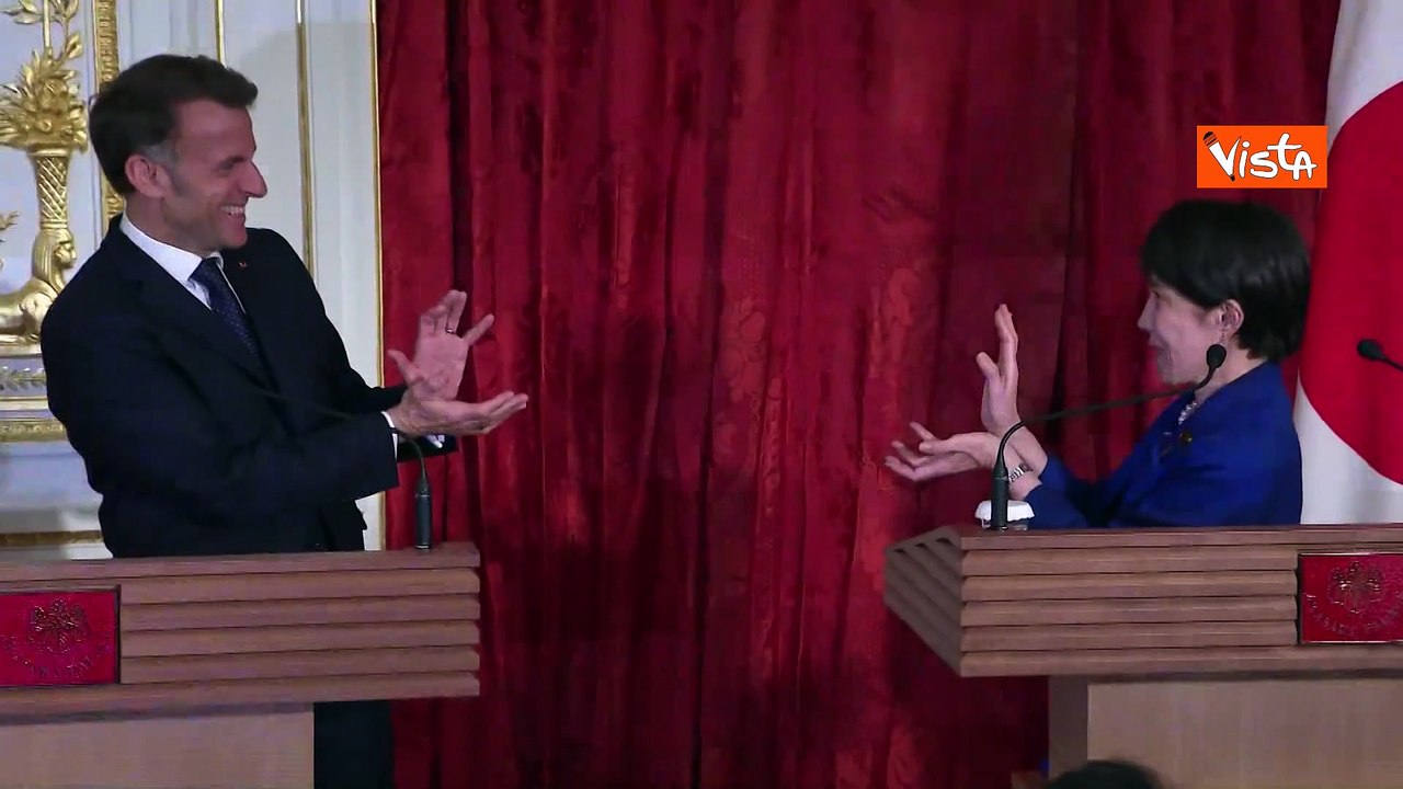 Emmanuel Macron e la prima ministra giapponese Takaichi imitano l'onda energetica di Dragon Ball