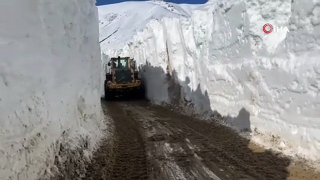 Kış bitmek bilmedi, Nisan ayında 6 metrelik kar tünelleri görenleri şaşkına çevirdi!