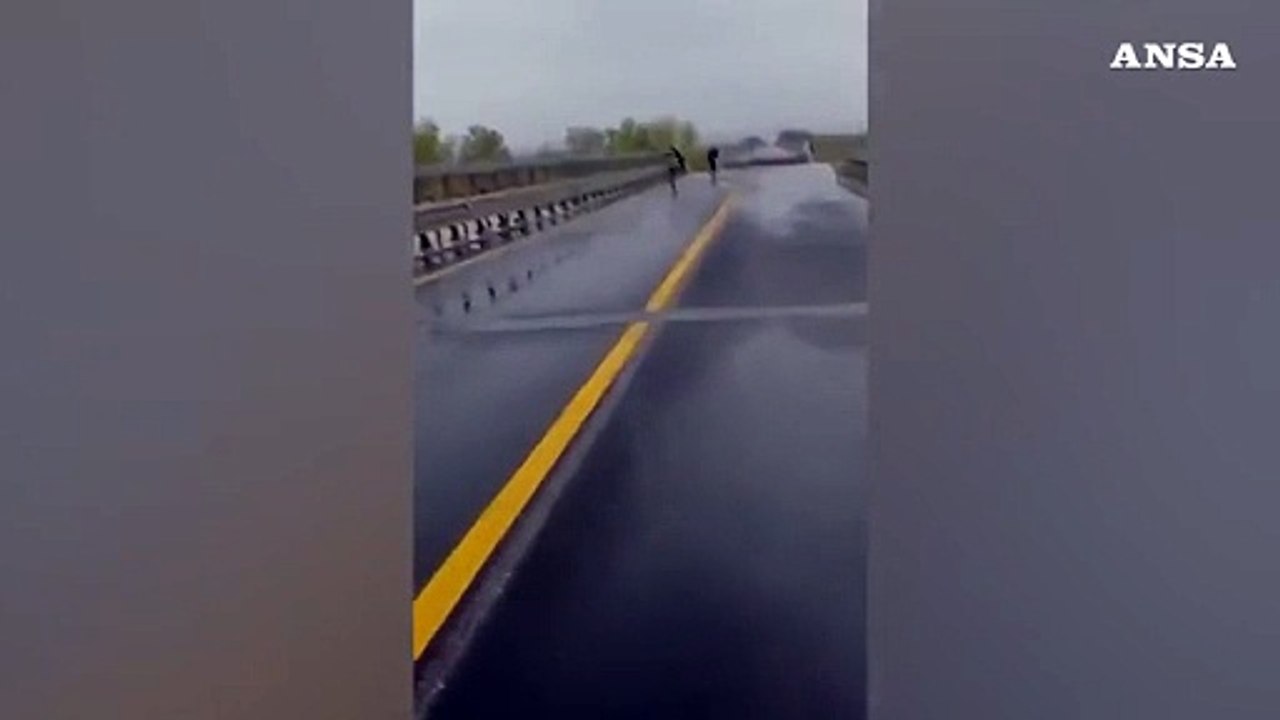 Maltempo, in Molise crolla ponte sul Trigno lungo la statale 16 Adriatica