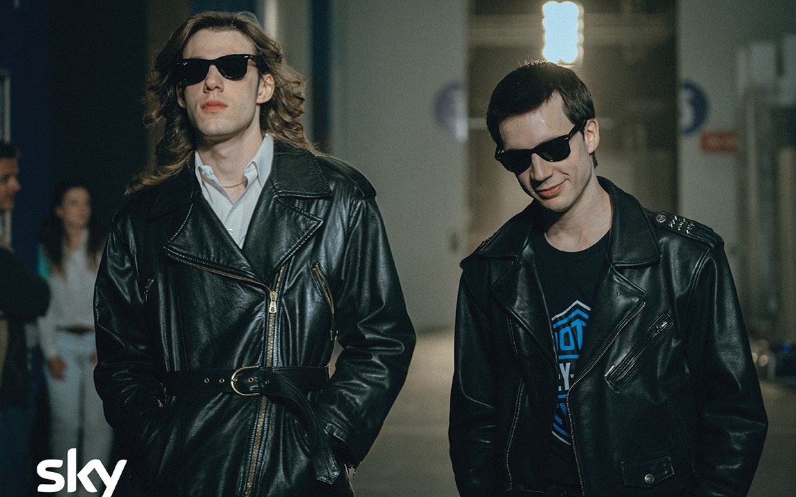 Tornano gli 883 con Nord Sud Ovest Est: la prima clip della nuova serie è già leggenda. Quando la vedremo