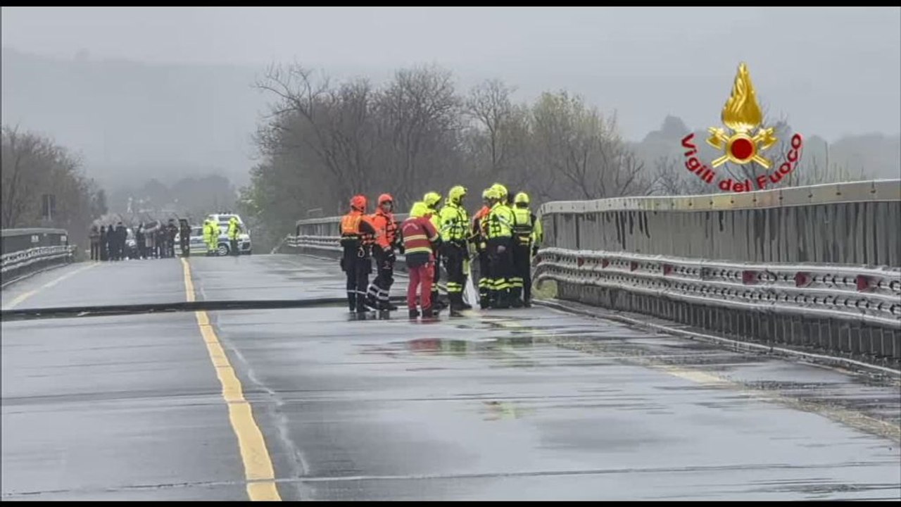 Maltempo, in Molise crolla un ponte sul fiume Trigno lungo la SS16