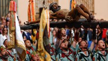 Emotivo traslado de los legionarios al Cristo de la Buena Muerte a su trono procesional