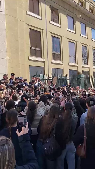 Jeremstar accueilli par ses fans devant le palais de Justice de Nîmes