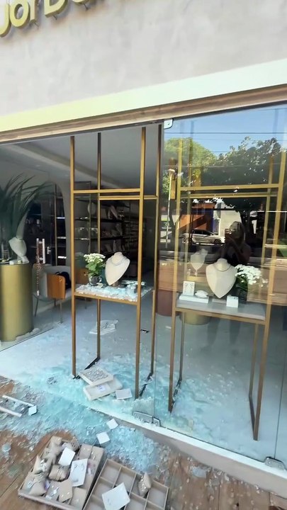 Loja é alvo de furto após porta de vidro ser destruída na Jatiúca