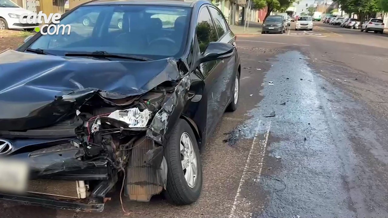 Batida entre carro e caminhão provoca vazamento de diesel no Centro