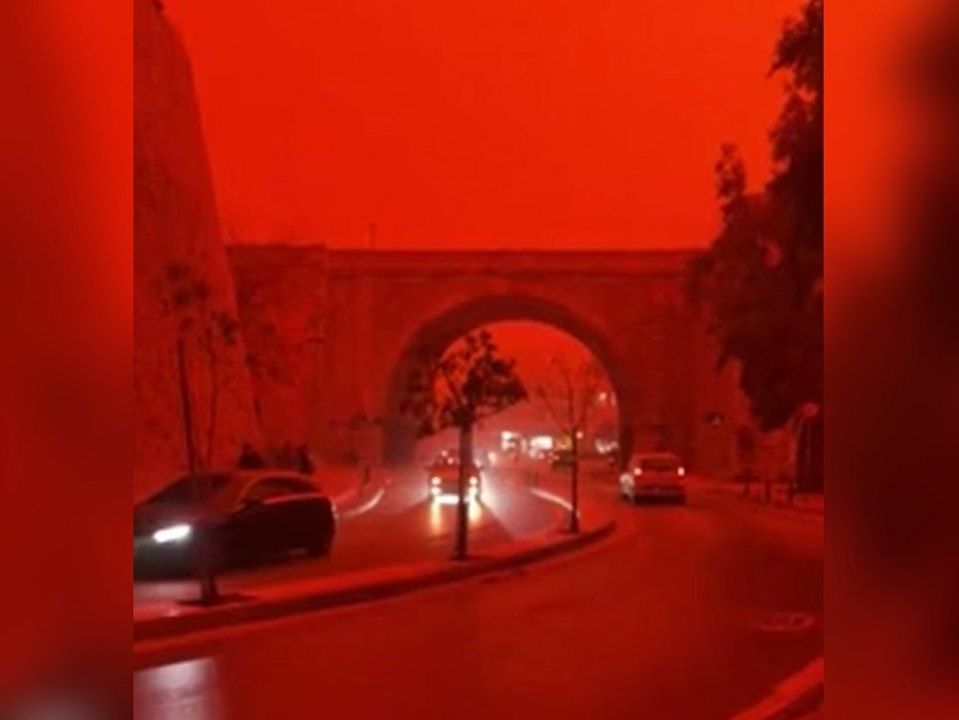 Urlaubsparadies versinkt hinter rotem Schleier