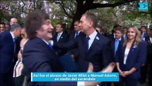 Así fue el abrazo de Javier Milei a Manuel Adorni, en medio del escándalo