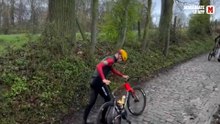 El Koppenberg ya espera a los ciclistas: todos echan pie a tierra
