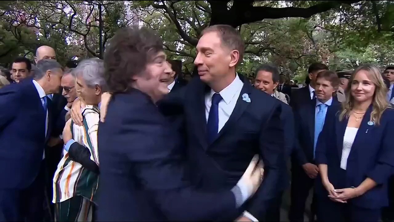 El efusivo abrazo de Javier Milei a Manuel Adorni en el acto por Malvinas