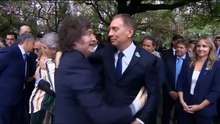 El efusivo abrazo de Javier Milei a Manuel Adorni en el acto por Malvinas