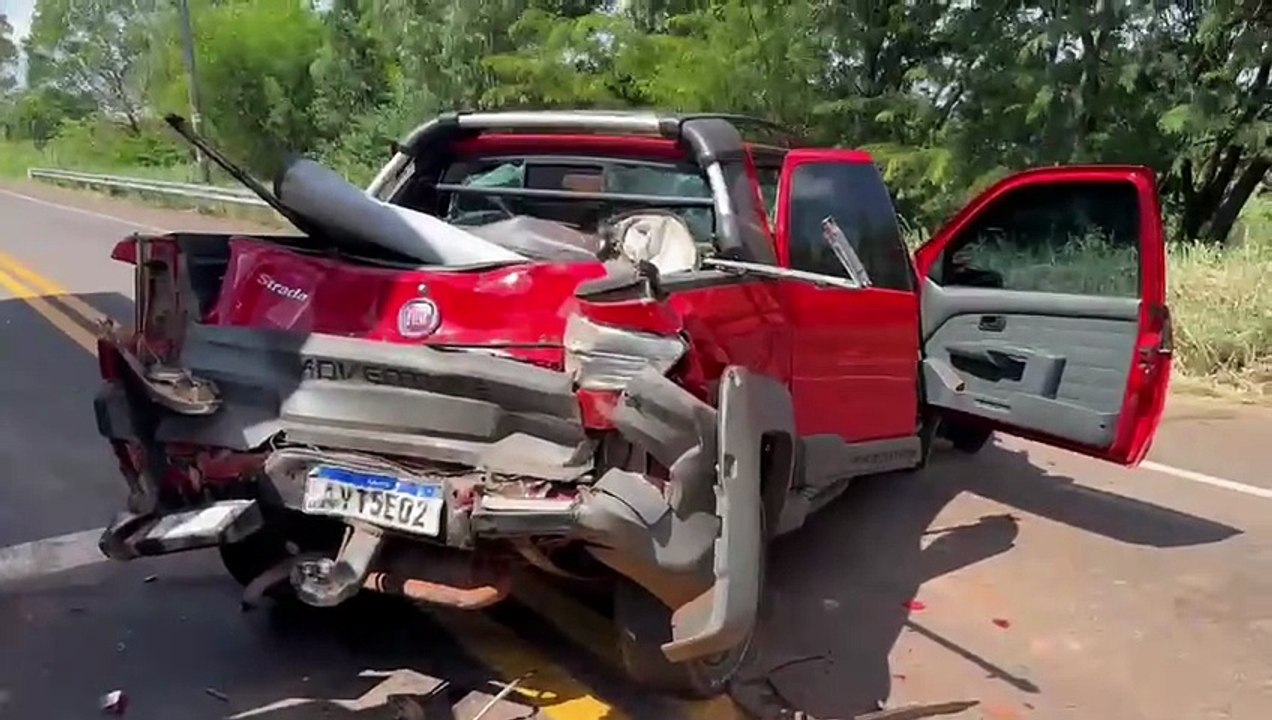 Após colisão, carro roda e atinge van, ferindo duas pessoas