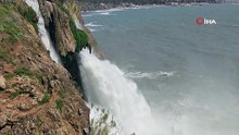 Dünyaca ünlü şelale, yağmur sonrası denizi kahverengiye bürüdü
