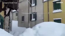 Bufera a Capracotta, il paese si risveglia coperto da due metri di neve