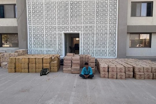 Video News: एसएमसी ने साणंद में दबिश देकर 82 लाख की विदेशी शराब की जब्त, एक को पकड़ा