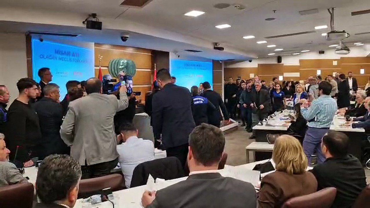 Bornova Belediyesi Meclisi'nde ikinci gerginlik: Tartışma durdurulamadı, toplantı sonlandırıldı