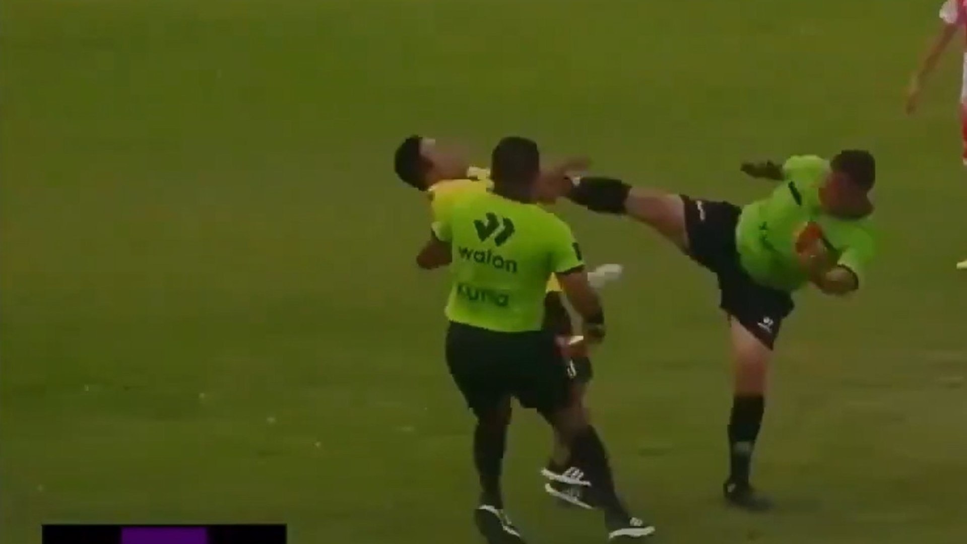 Surrealista e increíble es poco: va a expulsar a un jugador, salta un ayudante y le noquea con una patada