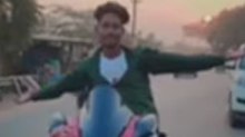 बाइक का हैंडल छोड़कर लड़के ने किया खौफनाक स्टंट, video वायरल