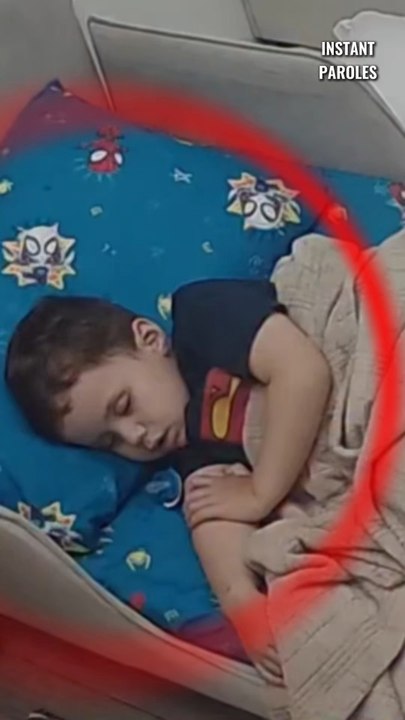 Ce bébé rejoint son grand frère et lui apporte du réconfort durant son sommeil