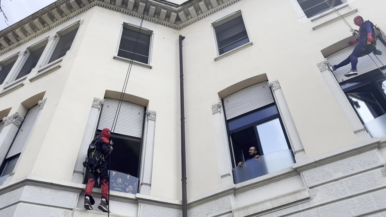 Spiderman porta le uova di Pasqua ai bimbi in ospedale