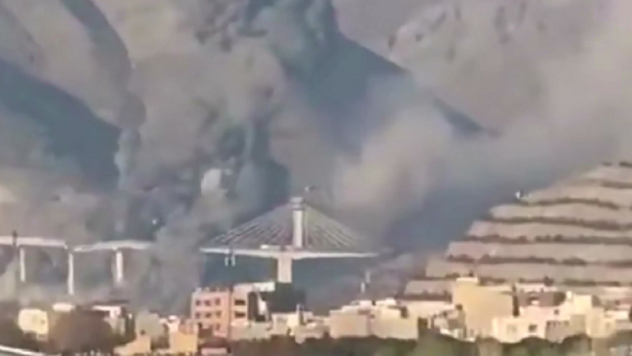 이란 고속도로 교량 2차례 공습에 붕괴...이란, 보복 예고 / YTN