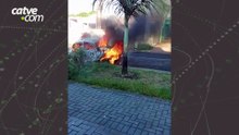 Fusca é destruído por incêndio no bairro Alto Alegre em Cascavel