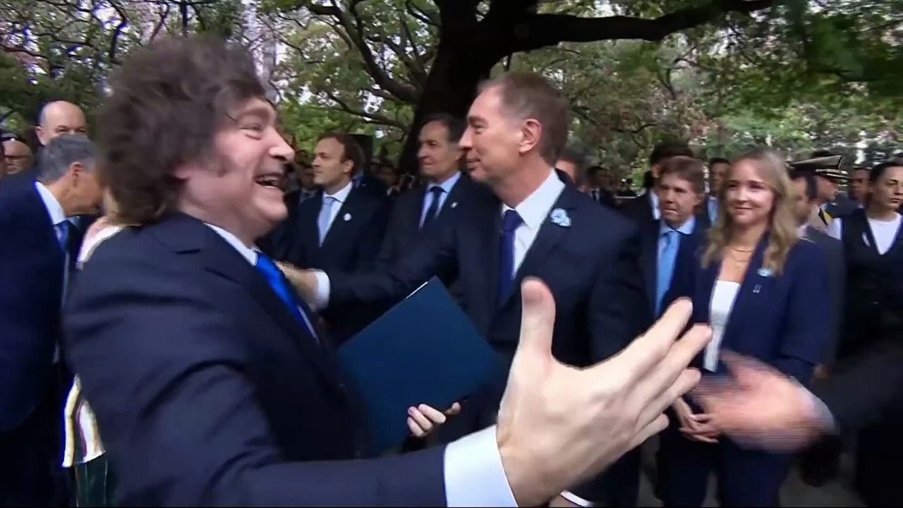 Acto de Malvinas: Javier Milei volvió a mostrar gestos con un Manuel Adorni distendido