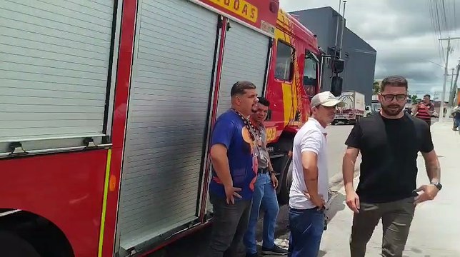 Carro pega fogo na Avenida Ceci Cunha e mobiliza Corpo de Bombeiros em Arapiraca
