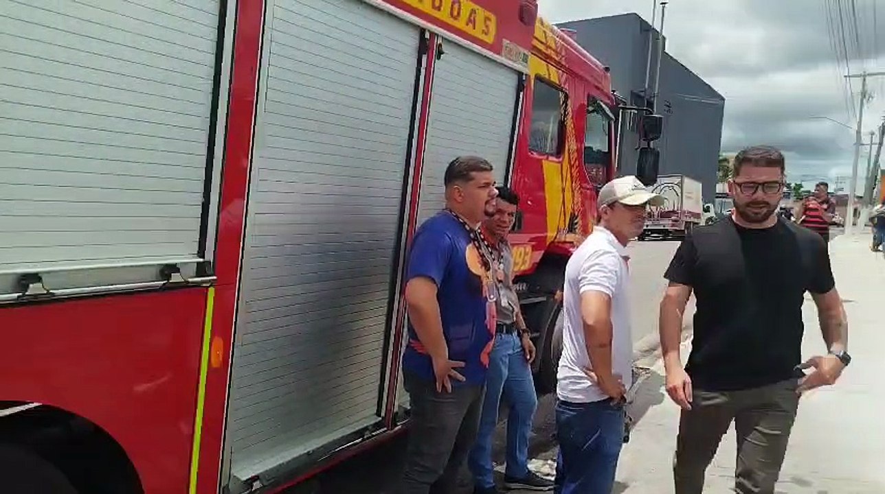 Carro pega fogo na Avenida Ceci Cunha e mobiliza Corpo de Bombeiros em Arapiraca